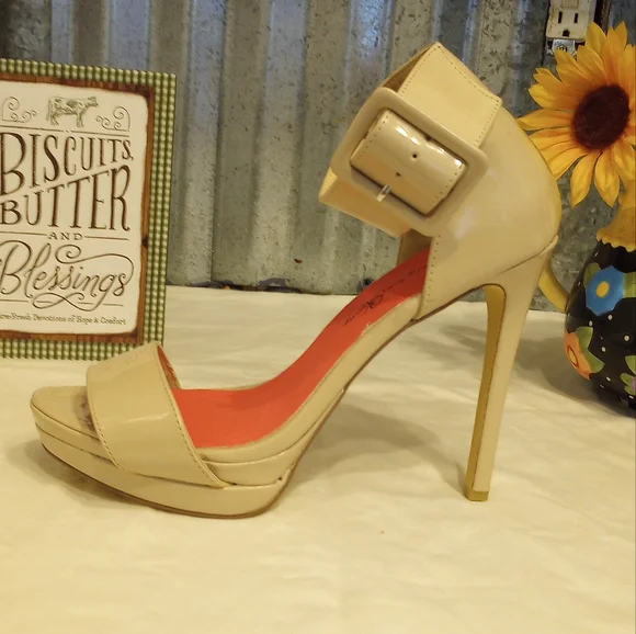 Penny Loves Kenny Heels - Picture 9 of 11